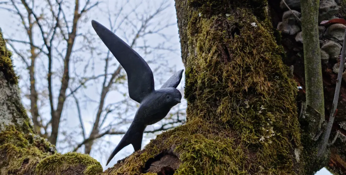 Wegfliegende Schwalbe aus Bronze dunkel